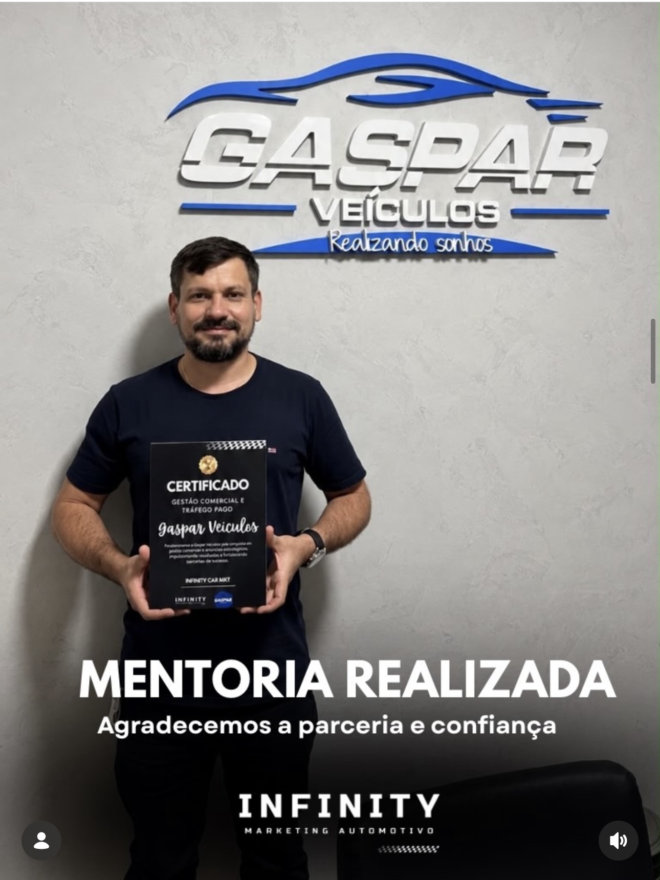 Gaspar Veículos recebendo certificado de mentoria comercial e tráfego pago da Infinity